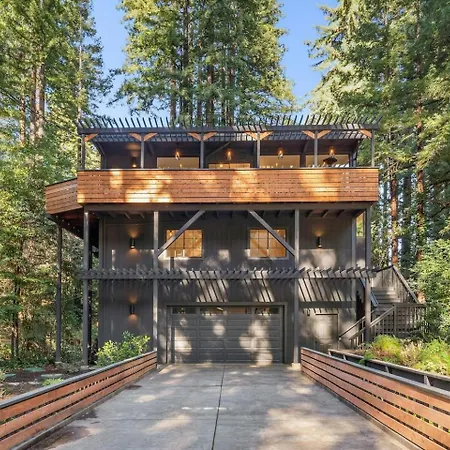 Relaxing Home Among The Redwoods - Dog-Friendly